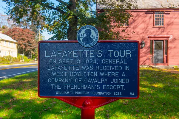Lafayette 's Tour tabelası Lafayette Patikası' ndaki Bigelow Tavernası önünde, West Boylston, Massachusetts MA, ABD. 