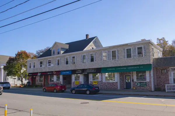 Sterling, Massachusetts MA, ABD 'nin tarihi şehir merkezinde 27. Ana Cadde' deki tarihi ticari bina.. 