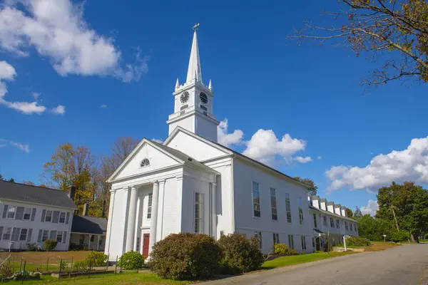 Holden, Massachusetts MA 'nın tarihi şehir merkezindeki 1216 Ana Cadde' deki ilk Baptist Kilisesi, ABD. 