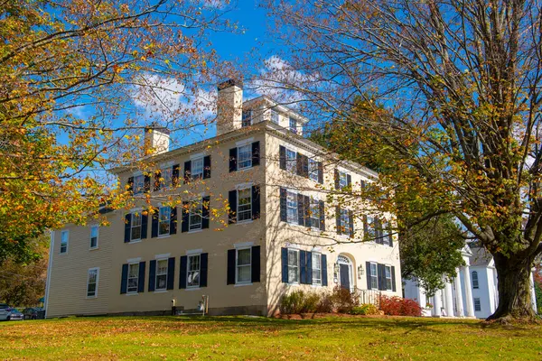 Tricell Club Starbard Binası 1797 yılında tarihi şehir merkezi Holden, Massachusetts MA 'da 1204 Main Street' te inşa edilmiştir.. 