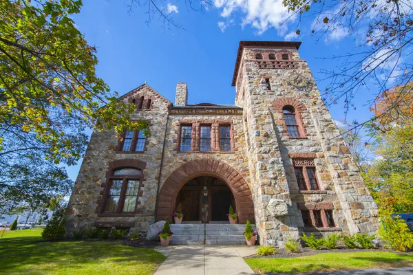 Gale Free Library Holden, Massachusetts MA, ABD 'nin tarihi şehir merkezinde, Highland Caddesi 23 numarada.. 