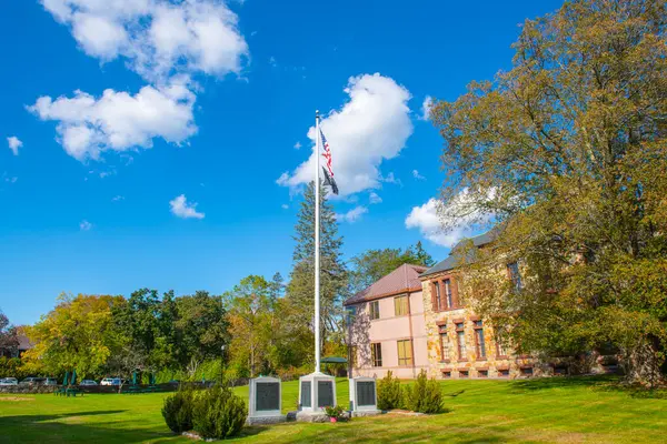ABD 'nin Massachusetts MA kentindeki tarihi Holden kasabasında ABD Ulusal Bayrağı ve Savaş Anıtı. 