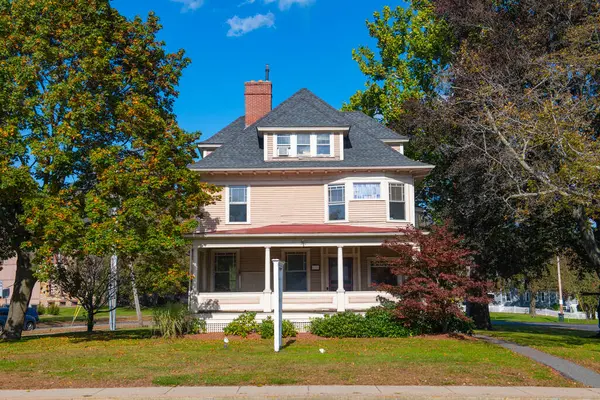 Damon House, Holden, Massachusetts MA 'nın tarihi şehir merkezinde 1174 Main Caddesi' nde.. 