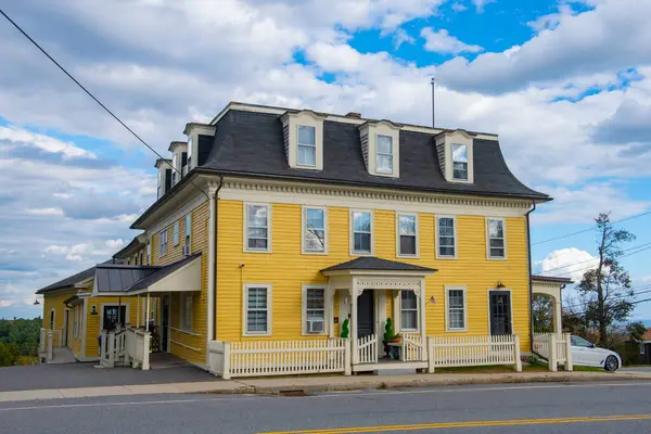 Princeton, Massachusetts MA, ABD 'nin tarihi kent merkezinde bulunan Town Common' daki tarihi konut binası.. 