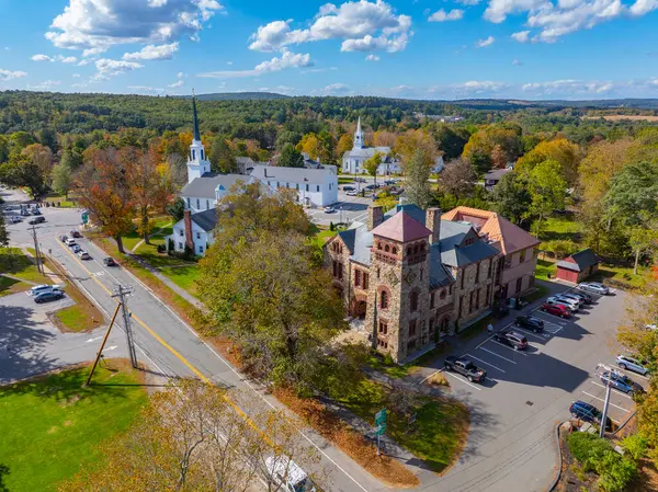 Gale Free Library hava görüntüsü Holden, Massachusetts MA 'nın tarihi şehir merkezinde, Highland Caddesi 23 numarada.. 
