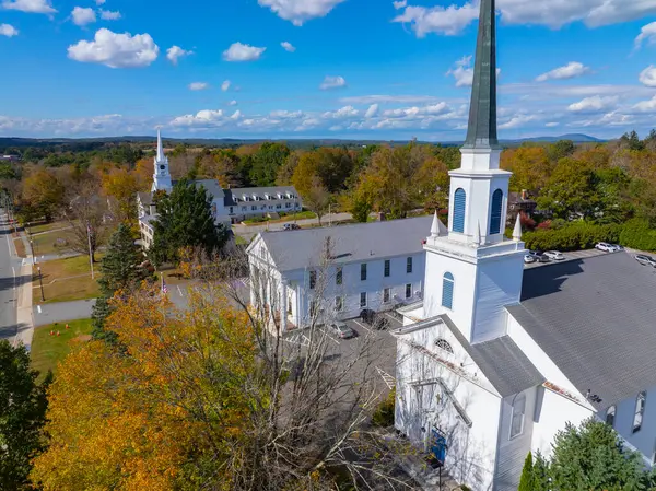Holden, Massachusetts MA 'nın tarihi şehir merkezinde 1180 Main Caddesi' ndeki ilk Cemaat Kilisesi hava görüntüsü.. 