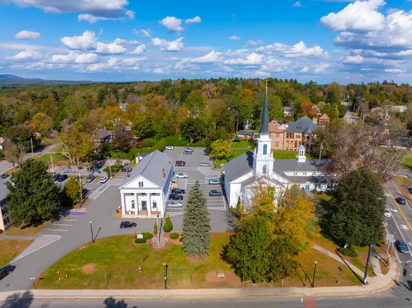 Holden şehir merkezi hava manzarası Birinci Cemaat Kilisesi, Baptist Kilisesi ve ana caddedeki belediye binası, Holden, Massachusetts MA, ABD. 