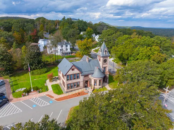 Princeton, Massachusetts MA, ABD 'nin tarihi kent merkezi Goodnow Memorial Binası' ndaki Princeton Halk Kütüphanesi hava görüntüsü. 