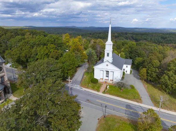 Princeton, Massachusetts MA, ABD 'nin tarihi şehir merkezinde bulunan 14 Mountain Road' da ilk Cemaat Kilisesi hava görüntüsü. 