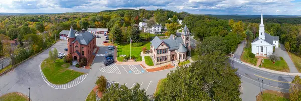 Princeton tarihi şehir merkezi hava manzarası, belediye binası, halk kütüphanesi, Town Common 'daki Birinci Cemaat Kilisesi, Princeton, Massachusetts MA, ABD. 