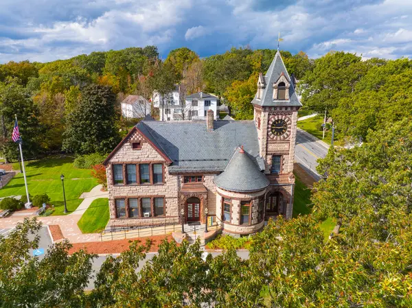 Princeton, Massachusetts MA, ABD 'nin tarihi kent merkezi Goodnow Memorial Binası' ndaki Princeton Halk Kütüphanesi hava görüntüsü. 