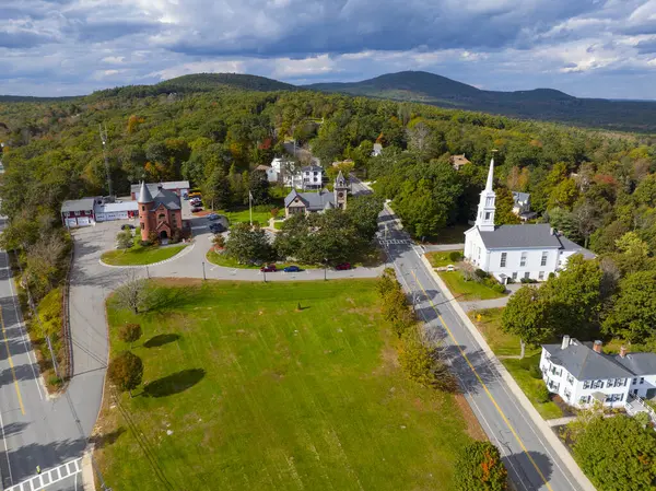 Princeton tarihi şehir merkezi hava manzarası, belediye binası, halk kütüphanesi, Town Common 'daki Birinci Cemaat Kilisesi, Princeton, Massachusetts MA, ABD. 