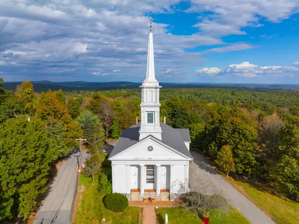 Princeton, Massachusetts MA, ABD 'nin tarihi şehir merkezinde bulunan 14 Mountain Road' da ilk Cemaat Kilisesi hava görüntüsü. 