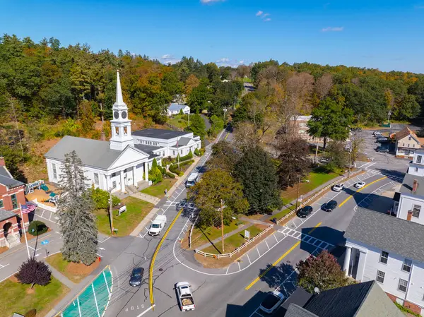 Sterling tarihi şehir merkezi hava manzarası Conant Free Public Library, Town Common, Sterling, Massachusetts MA, ABD. 