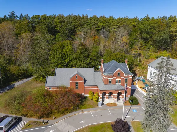 Sterling, Massachusetts MA, ABD 'nin tarihi kent merkezinde 4 Meetinghouse Hill Yolu' ndaki Conant Free Public Library hava görüntüsü. 