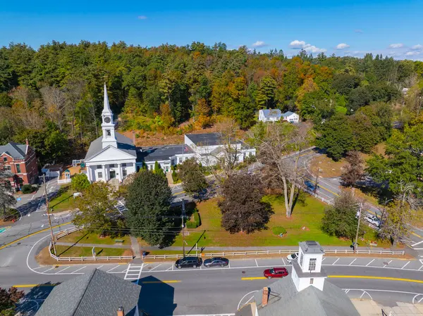 Sterling tarihi şehir merkezi hava manzarası Conant Free Public Library, Town Common, Sterling, Massachusetts MA, ABD. 