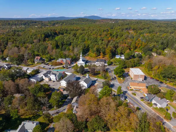 Sterling tarihi şehir merkezi hava manzarası Conant Free Public Library, Town Common, Sterling, Massachusetts MA, ABD. 
