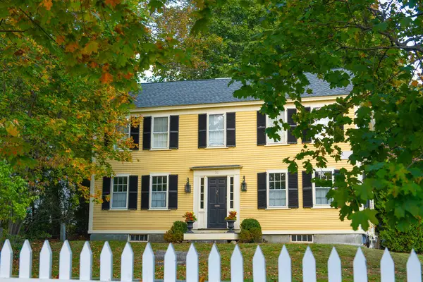 Mark C. Sibley Evi 1818 'de ABD' nin Massachusetts MA eyaletinin tarihi Wayland kentinde 30 Cochituate Yolu 'nda inşa edildi.. 