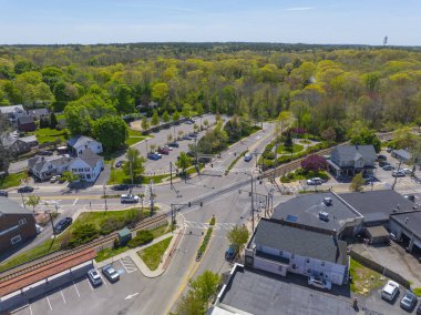 İlkbaharda Gannett Yolu 'ndaki Country Way' deki tarihi köy merkezinin hava manzarası Kuzey Scitate, Massachusetts MA, ABD. 