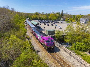 MBTA Banliyö Demiryolu Hattı # 2007 MPI HSP46 lokomotifli Kuzey Scituate İstasyonu, Scituate, Massachusetts, ABD.
