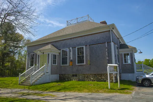 34 Cudworth Yolu, Massachusetts MA, ABD 'nin tarihi şehir merkezi Schoolhouse. Bu bina Kathleen Laidlaw Tarih Topluluğu Merkezi.. 