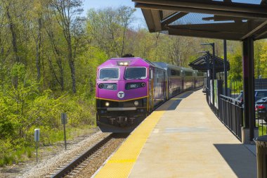 MBTA Banliyö Demiryolu Hattı # 2007 MPI HSP46 lokomotifli Kuzey Scituate İstasyonu, Scituate, Massachusetts, ABD.