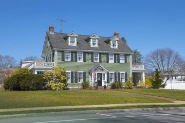 Middleboro, Massachusetts MA, ABD 'nin tarihi şehir merkezinde 107 S Main Caddesi' ndeki tarihi koloniler tarzı ev.. 