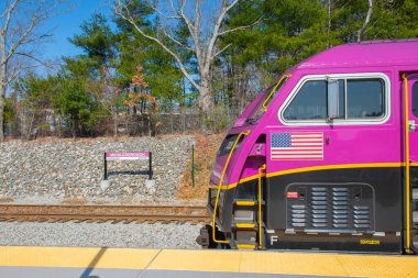 MBTA banliyö treni Fall River New Bedford Line # 2028 MPI HSP46 lokomotifli Middleborough kasabası, Massachusetts MA, ABD.