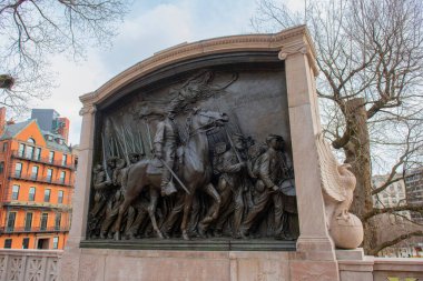 Robert Gould Shaw ve 54. Alay Anıtı Boston Common 'da Beacon Hill, Boston, Massachusetts MA' daki Kongre Binası önünde..