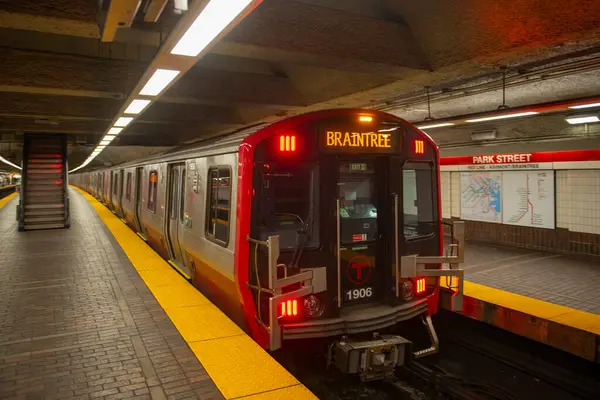 Boston MBTA Red Line CRRC 1900 serisi treni Boston, Massachusetts MA, ABD şehir merkezindeki Park Street Station iç hatlarında.. 