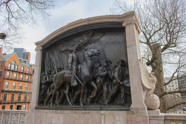 Robert Gould Shaw ve 54. Alay Anıtı Boston Common 'da Beacon Hill, Boston, Massachusetts MA' daki Kongre Binası önünde..