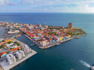Curacao 'nun Willemstad kentindeki Otrobanda merkezindeki Alley Area' daki Arubastraat 'ta tarihi Hollanda tarzı ev manzarası. Tarihi Willemstad UNESCO 'nun Dünya Mirası Bölgesi. 
