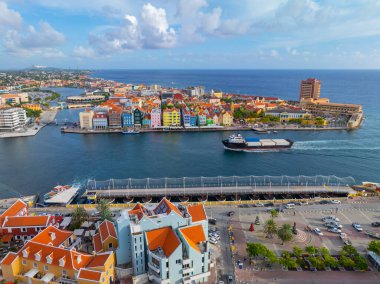 Willemstad tarihi şehir merkezi Curacao 'daki Sint Anna Körfezi' nde kargo gemisi görüntüsü. Tarihi Willemstad UNESCO 'nun Dünya Mirası Bölgesi. 