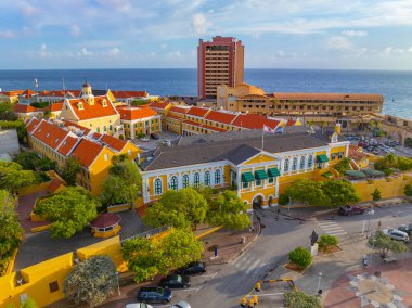 Willemstad tarihi şehir merkezi hava manzarası, Fort Amsterdam, Punda, Willemstad, Curacao. Tarihi Willemstad UNESCO 'nun Dünya Mirası Bölgesi. 