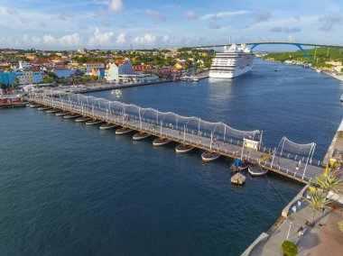 Willemstad, Curacao 'daki St. Anna Körfezi üzerinde Punda ve Otrobanda' yı birbirine bağlayan yüzer köprü manzarası. Tarihi Willemstad UNESCO 'nun Dünya Mirası Bölgesi. 