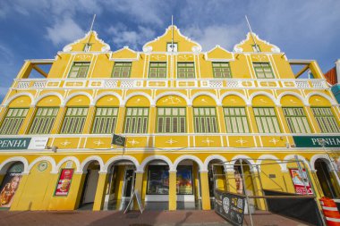 Punda, Willemstad, Curacao 'daki Handelskade Caddesi' nde Hollanda tarzı bir Penha binası. Tarihi Willemstad UNESCO 'nun Dünya Mirası Bölgesi. 