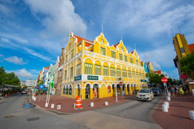 Punda, Willemstad, Curacao 'daki Handelskade Caddesi' nde Hollanda tarzı bir Penha binası. Tarihi Willemstad UNESCO 'nun Dünya Mirası Bölgesi. 