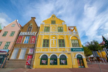 Punda, Willemstad, Curacao 'daki Handelskade Caddesi' nde Hollanda tarzı bir Penha binası. Tarihi Willemstad UNESCO 'nun Dünya Mirası Bölgesi. 