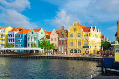 Punda, Willemstad, Curacao 'daki Handelskade Caddesi' nde Hollanda tarzı ticari evleri olan tarihi liman evleri. Tarihi Willemstad UNESCO 'nun Dünya Mirası Bölgesi. 