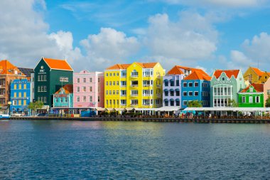 Punda, Willemstad, Curacao 'daki Handelskade Caddesi' nde Hollanda tarzı ticari evleri olan tarihi liman evleri. Tarihi Willemstad UNESCO 'nun Dünya Mirası Bölgesi. 