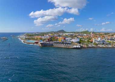 Otrobanda, Willemstad, Curacao 'da bulunan Sint Anna Körfezi ağzında modern depoları olan Rif Fort hava manzarası. Tarihi Willemstad UNESCO 'nun Dünya Mirası Bölgesi. 