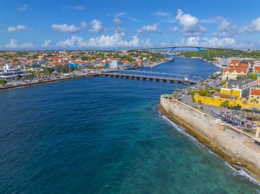 Willemstad tarihi şehir merkezi hava manzarası soldaki Otrobanda ve sağdaki Punda Willemstad, Curacao 'da. Tarihi Willemstad UNESCO 'nun Dünya Mirası Bölgesi. 