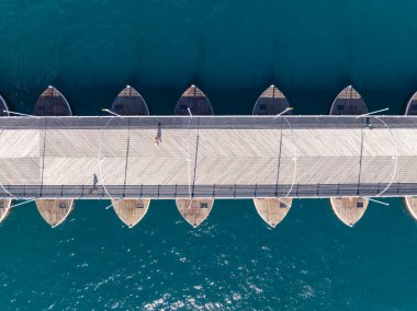 Koningin Emmabrug yüzer köprü görüntüsü Punda 'yı solda, Otrobanda' yı da sağda, Willemstad, Curacao 'da birbirine bağlıyor. Tarihi Willemstad UNESCO 'nun Dünya Mirası Bölgesi. 