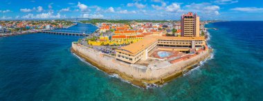 Willemstad tarihi şehir merkezi hava manzarası, Fort Amsterdam ve Punda 'daki Waterfort, Willemstad, Curacao. Tarihi Willemstad UNESCO 'nun Dünya Mirası Bölgesi. 