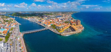 Willemstad tarihi şehir merkezi hava manzarası soldaki Otrobanda ve sağdaki Punda Willemstad, Curacao 'da. Tarihi Willemstad UNESCO 'nun Dünya Mirası Bölgesi. 