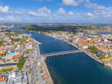 Willemstad tarihi şehir merkezi hava manzarası soldaki Otrobanda ve sağdaki Punda Willemstad, Curacao 'da. Tarihi Willemstad UNESCO 'nun Dünya Mirası Bölgesi. 