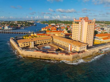 Willemstad tarihi şehir merkezi hava manzarası, Fort Amsterdam ve Punda 'daki Waterfort, Willemstad, Curacao. Tarihi Willemstad UNESCO 'nun Dünya Mirası Bölgesi. 
