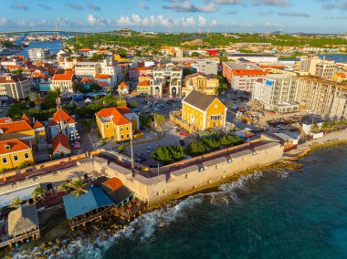 Willemstad 'ın tarihi şehir merkezi, Willemstad, Curacao' daki Punda 'daki Waterfort Duvarı hava manzarası. Tarihi Willemstad UNESCO 'nun Dünya Mirası Bölgesi. 