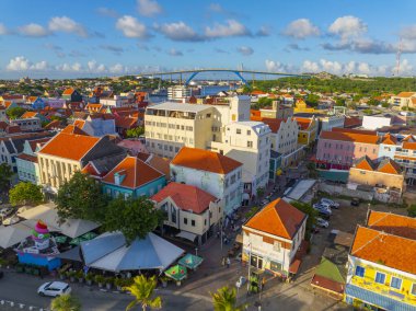 Willemstad, Willemstad, Curacao 'daki Queen Wilhelmina Park (Koningin Wilhelminapark) da dahil olmak üzere tarihi şehir merkezi hava manzarası. Tarihi Willemstad UNESCO 'nun Dünya Mirası Bölgesi. 