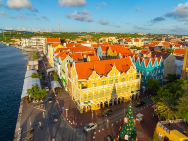 Punda, Willemstad, Curacao 'daki Handelskade Caddesi' nde günbatımında Hollanda tarzı hava manzaralı Penha binası. Tarihi Willemstad UNESCO 'nun Dünya Mirası Bölgesi. 